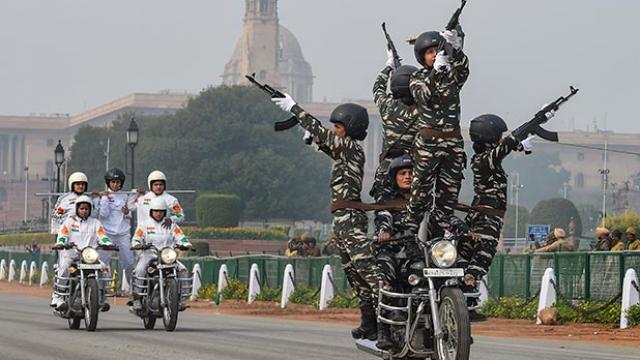 गणतंत्र दिवस परेड के दौरान महिला बाइकर्स, हेलिकॉप्टर और झाकियों की चकाचौंध