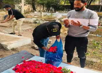 एयरपोर्ट से सीधे पिता की कब्र पर फातिहा पढ़ने पहुंचे मोहम्मद सिराज, नम आंखों से दी श्रद्धांजलि