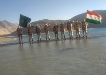 लद्दाख : बर्फ बनी झील पर ITBP के जवानों ने तिरंगे संग मनाया गणतंत्र दिवस