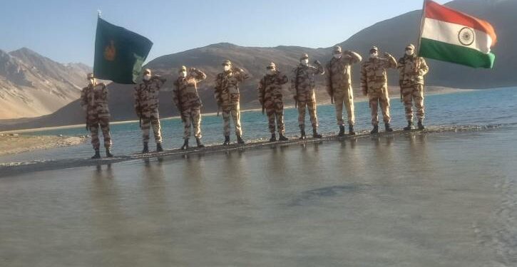 लद्दाख : बर्फ बनी झील पर ITBP के जवानों ने तिरंगे संग मनाया गणतंत्र दिवस