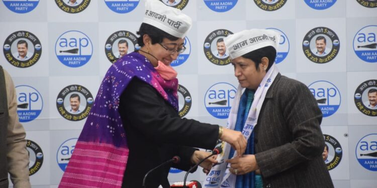 कांग्रेस से दो बार निगम पार्षद रहीं इंदु वर्मा सैकड़ों समर्थकों के साथ आप में शामिल