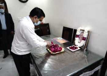 सीएम केजरीवाल ने कोरोना योद्धा स्वर्गीय डाॅ. हितेश गुप्ता के परिवार को एक करोड़ रुपए की सहायता दी