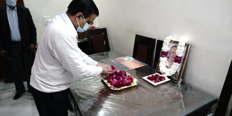 सीएम केजरीवाल ने कोरोना योद्धा स्वर्गीय डाॅ. हितेश गुप्ता के परिवार को एक करोड़ रुपए की सहायता दी
