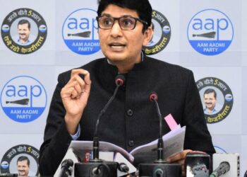 एमसीडी ने सड़क किनारे रेस्टोरेंट-फूड कोर्ट खोलने के लिए स्थायी लाइसेंस देने की योजना पास की है, यह पुराने वेंडरों खिलाफ है : सौरभ भारद्वाज