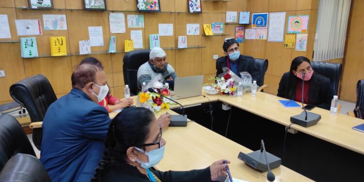 एमसीडी कर्मचारियों से काम करा रही है, वेतन देने के नाम पर रोना रो रही है : आप