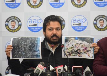 भाजपा एमसीडी को पूरी तरफ से लूट कर खत्म कर देना चाहते है : दुर्गेश पाठक
