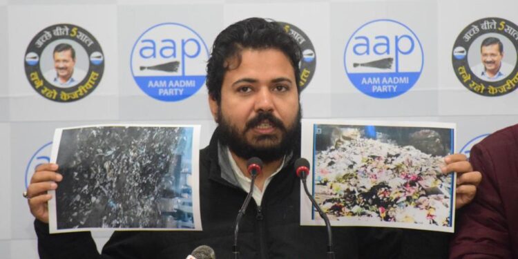 भाजपा एमसीडी को पूरी तरफ से लूट कर खत्म कर देना चाहते है : दुर्गेश पाठक