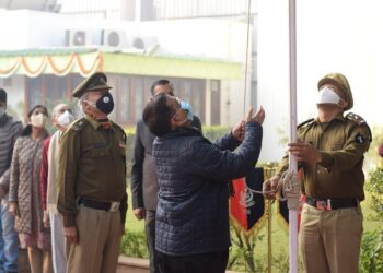 सीएम केजरीवाल ने 72वें गणतंत्र दिवस के मौके पर अपने निवास पर राष्ट्रीय ध्वज फहराया