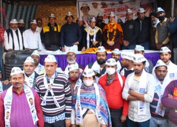 एमसीडी में भ्रष्टाचार का अंत करने 30 कोंग्रेस और भाजपा नेताओं ने थामी झाड़ू : आतिशी ने किया स्वागत