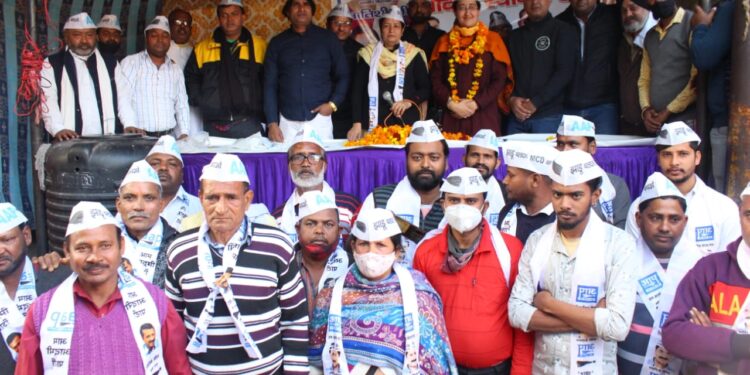 एमसीडी में भ्रष्टाचार का अंत करने 30 कोंग्रेस और भाजपा नेताओं ने थामी झाड़ू : आतिशी ने किया स्वागत