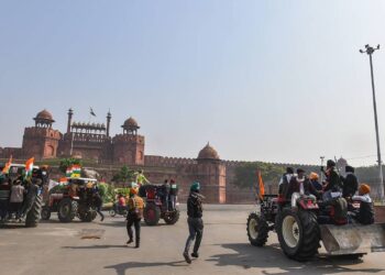 किसानों को नहीं रोक पा रही पुलिस, लालकिले के अंदर घुसे प्रदर्शनकारी किसानों के ट्रैक्टर