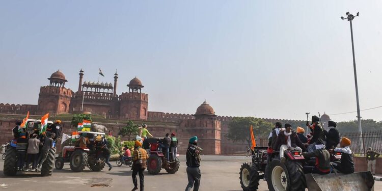 किसानों को नहीं रोक पा रही पुलिस, लालकिले के अंदर घुसे प्रदर्शनकारी किसानों के ट्रैक्टर