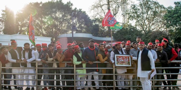 BJP-BSP के दर्जनों कार्यकर्ताओं ने समाजवादी पार्टी की सदस्यता ग्रहण की