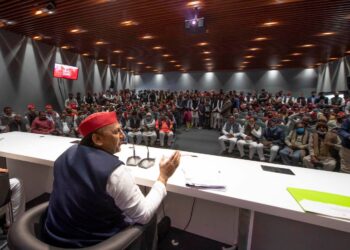 पब्लिक सेक्टर के संस्थानों को बेचने के कार्यक्रम में भाजपा सरकार पूरी तरह लग गई है : अखिलेश यादव
