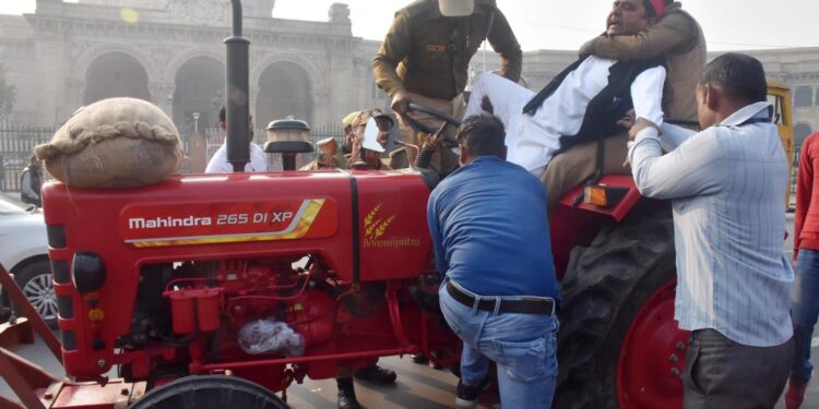 सपा के विधायकों के साथ आज सीएम के इशारे पर जो दुव्र्यवहार हुआ है, यह लोकतांत्रिक अधिकारों की हत्या : अखिलेश यादव