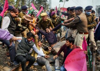 किसानों के प्रदर्शन में राजनीतिक दल भी शामिल, पटना में ट्रैक पर लेटे लोगों को पुलिस ने हिरासत में लिया