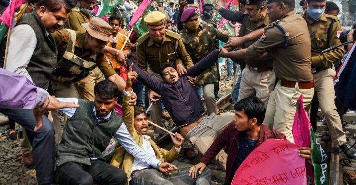 किसानों के प्रदर्शन में राजनीतिक दल भी शामिल, पटना में ट्रैक पर लेटे लोगों को पुलिस ने हिरासत में लिया