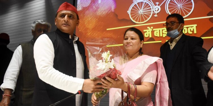 BJP, BSP और कांग्रेस, MIM के सैकड़ों नेताओं ने सपा की सदस्यता ग्रहण किया