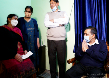 सीएम केजरीवाल ने कोरोना योद्धा स्वर्गीय ओमपाल सिंह-राज कुमार के परिवार को एक-एक करोड़ रुपए की सहायता राशि दी