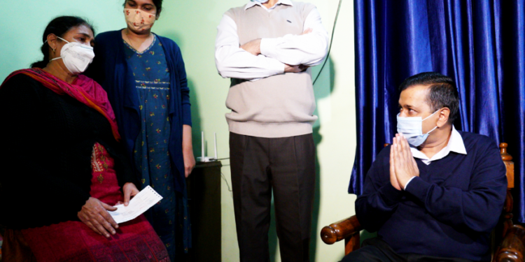 सीएम केजरीवाल ने कोरोना योद्धा स्वर्गीय ओमपाल सिंह-राज कुमार के परिवार को एक-एक करोड़ रुपए की सहायता राशि दी