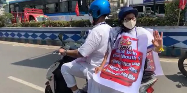 सीएम ममता ने बढ़ती तेल कीमतों के विरोध में निकाली ई-बाइक रैली