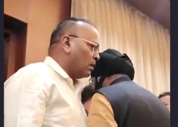 छत्तीसगढ़ : ”मुझसे जरा ठीक से बिहेव किया करो, वरना मैं तुम्हें ठीक कर दूंगा” : बीजेपी नेता