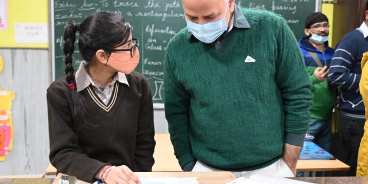 उपमुख्यमंत्री सिसोदिया ने स्कूल का दौरा किया, कोरोना से बच्चों की सुरक्षा इंतजामों का लिया जायजा
