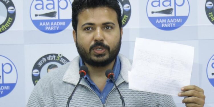 एमसीडी का पैसा देश-विदेश घूमने में बर्बाद कर रहे भाजपा के अध्यक्ष, पार्षद, महापौर और अधिकारी : दुर्गेश पाठक