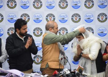 केजरीवाल सरकार के कार्यों से प्रभावित होकर कांग्रेस की पार्षद गुड्डी देवी आप में शामिल