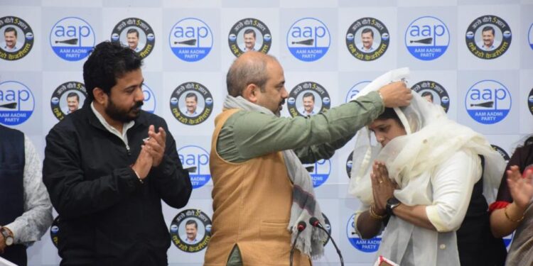 केजरीवाल सरकार के कार्यों से प्रभावित होकर कांग्रेस की पार्षद गुड्डी देवी आप में शामिल