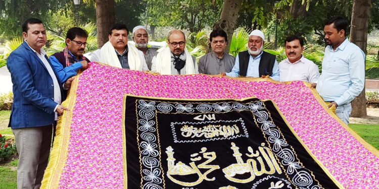 संजय सिंह एवं दिलीप पाण्डेय ने उर्स कमेटी के चेयरमैन को चादरपोशी के लिए अजमेर शरीफ भेजा