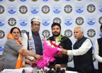 भाजपा के जिला महामंत्री श्रवण दीक्षित और पार्षद रेखा दीक्षित समर्थकों के साथ आप में शामिल