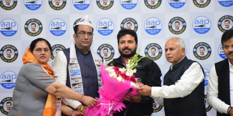 भाजपा के जिला महामंत्री श्रवण दीक्षित और पार्षद रेखा दीक्षित समर्थकों के साथ आप में शामिल