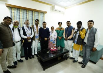 केजरीवाल की मौजूदगी में कांग्रेस से दो बार निगम पार्षद रही अंजना पारचा समर्थकों के साथ आप में शामिल