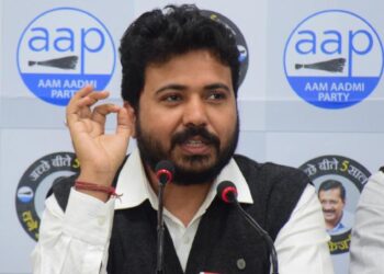 केजरीवाल सरकार के ऐतिहासिक कार्यों से प्रभावित होकर लोग आप से जुड़ रहे हैं : दुर्गेश पाठक