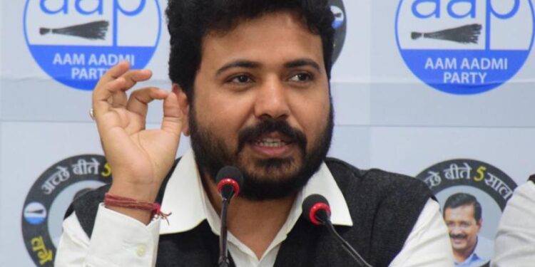 केजरीवाल सरकार के ऐतिहासिक कार्यों से प्रभावित होकर लोग आप से जुड़ रहे हैं : दुर्गेश पाठक