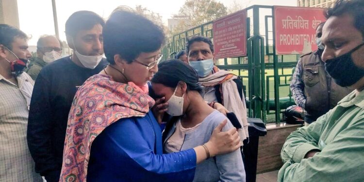 भाजपा की दिल्ली पुलिस के राज में न महिलाएं सुरक्षित हैं न स्कूली बच्चे : आतिशी