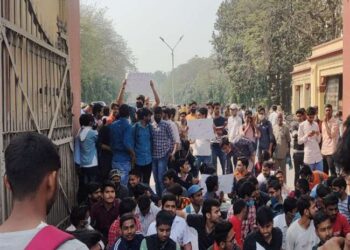बीएचयू में पहले और दूसरे वर्ष के छात्र धरने पर बैठे, परिसर को पूरी तरह खोलने की उठा रहे मांग