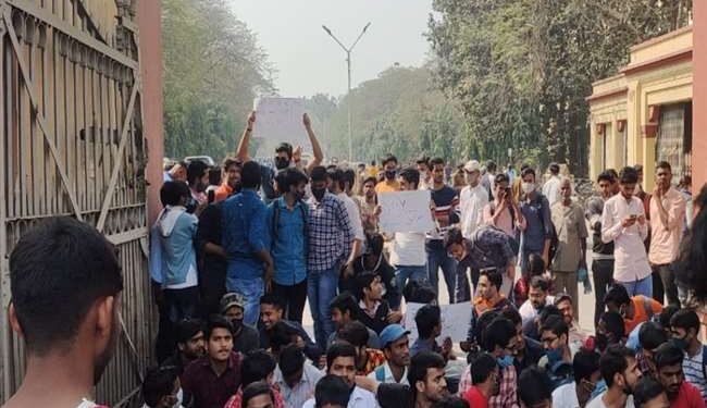 बीएचयू में पहले और दूसरे वर्ष के छात्र धरने पर बैठे, परिसर को पूरी तरह खोलने की उठा रहे मांग