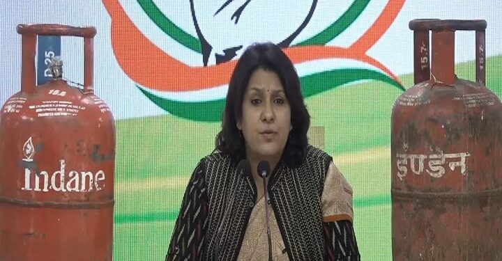 सड़क पर सिलेंडर लेकर बैठने वाली बीजेपी नेता कहां हैं? : सुप्रिया श्रीनेत