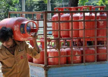 आम आदमी को बड़ा झटका, LPG सिलेंडर के दाम फिर बढ़े, इस महीने 100 रुपये महंगा हुआ रसोई सिलेंडर