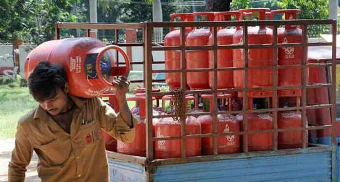 आम आदमी को बड़ा झटका, LPG सिलेंडर के दाम फिर बढ़े, इस महीने 100 रुपये महंगा हुआ रसोई सिलेंडर