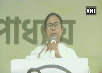 पश्चिम बंगाल : टीएमसी तोलाबाज है तो बीजेपी दंगाबाज है : सीएम ममता