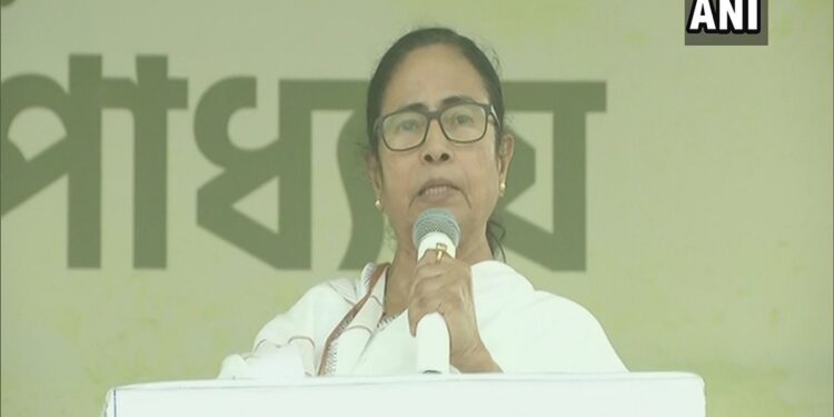 पश्चिम बंगाल : टीएमसी तोलाबाज है तो बीजेपी दंगाबाज है : सीएम ममता
