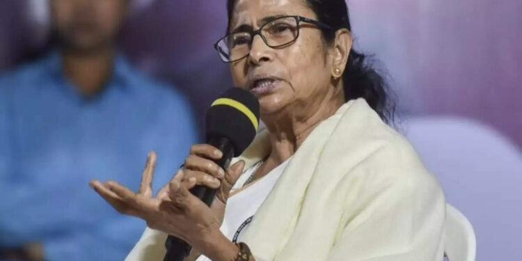 चुनाव आयोग : एक जिले में तीन चरणों में वोटिंग क्यों ? : सीएम ममता