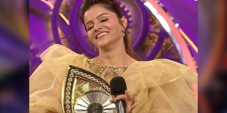 बिग बॉस विजेता :  रुबीना दिलैक ने जीती ट्रॉफी, राहुल वैद्य रहे रनरअप