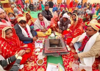 यूपी में सामूहिक विवाह कार्यक्रम में उड़ी कोविड-19 नियमों की धज्जियां