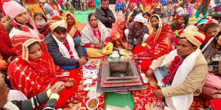 यूपी में सामूहिक विवाह कार्यक्रम में उड़ी कोविड-19 नियमों की धज्जियां
