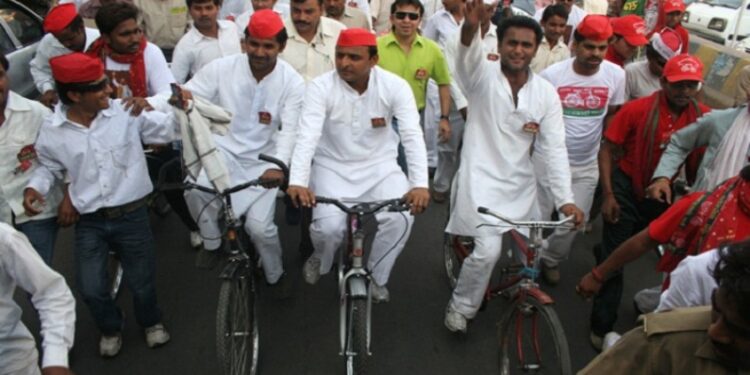अखिलेश यादव का आजम खान के समर्थन में रामपुर से लखनऊ तक साइकिल यात्रा का ऐलान