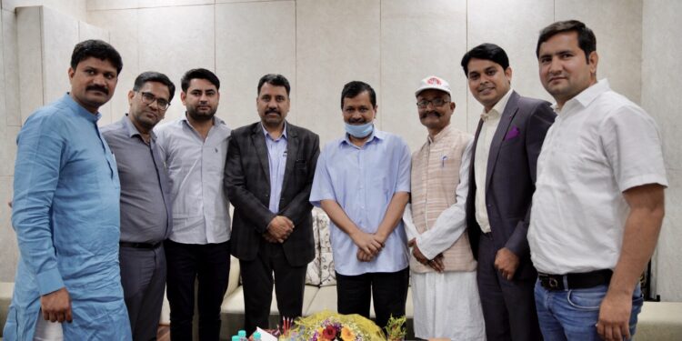 सीएम केजरीवाल की मौजूदगी में तीन बार एसोसिएशन के कई वकील आप में शामिल